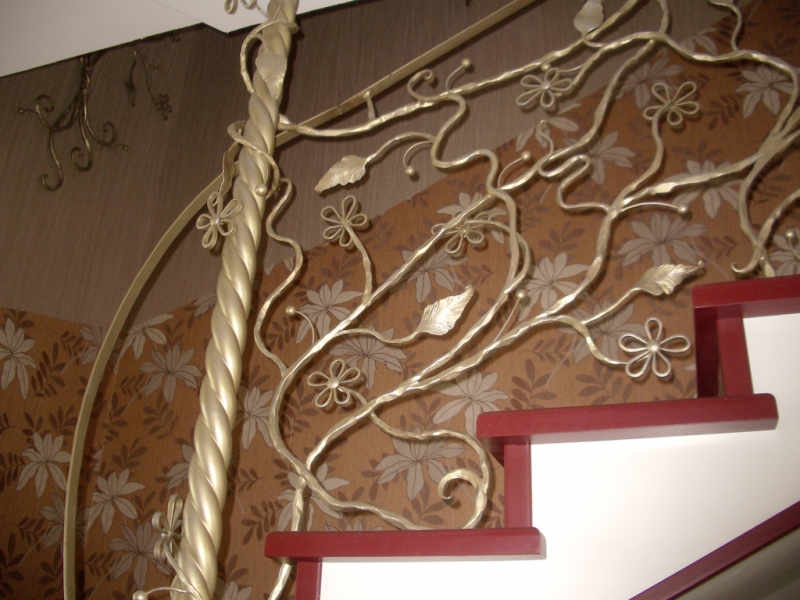 Кованые перила и лестничные ограждения: виды, стили и советы по выбору